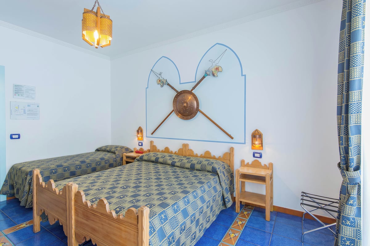 Standard Triple Room | Peti besi dalam bilik, dihias secara berasingan