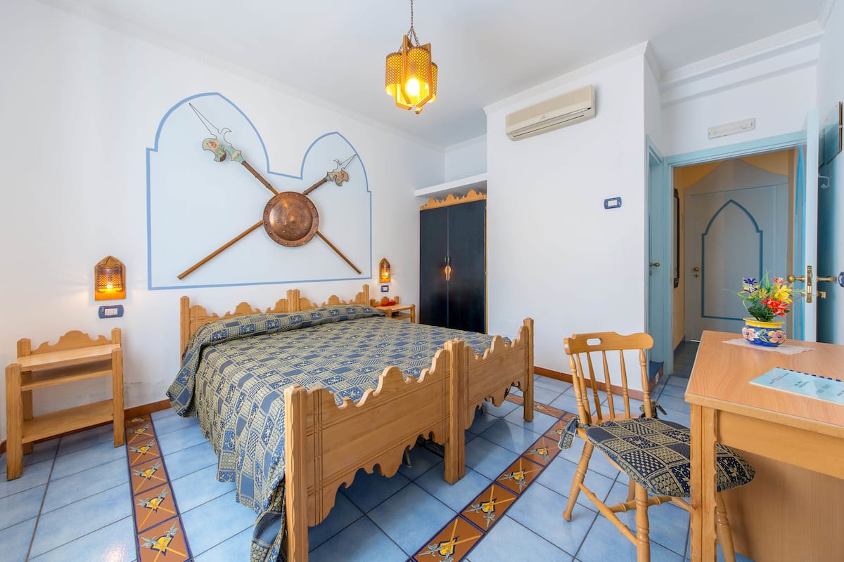 Economy Double Room | Peti besi dalam bilik, dihias secara berasingan