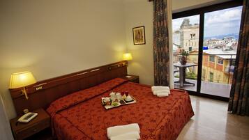 Hochwertige Bettwaren, Betten mit Memory-Foam-Matratzen, Minibar