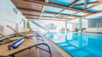 Indoor pool, sun loungers