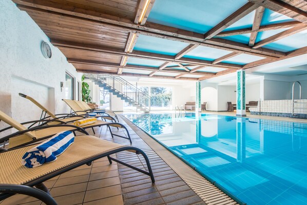 Piscine couverte, chaises longues