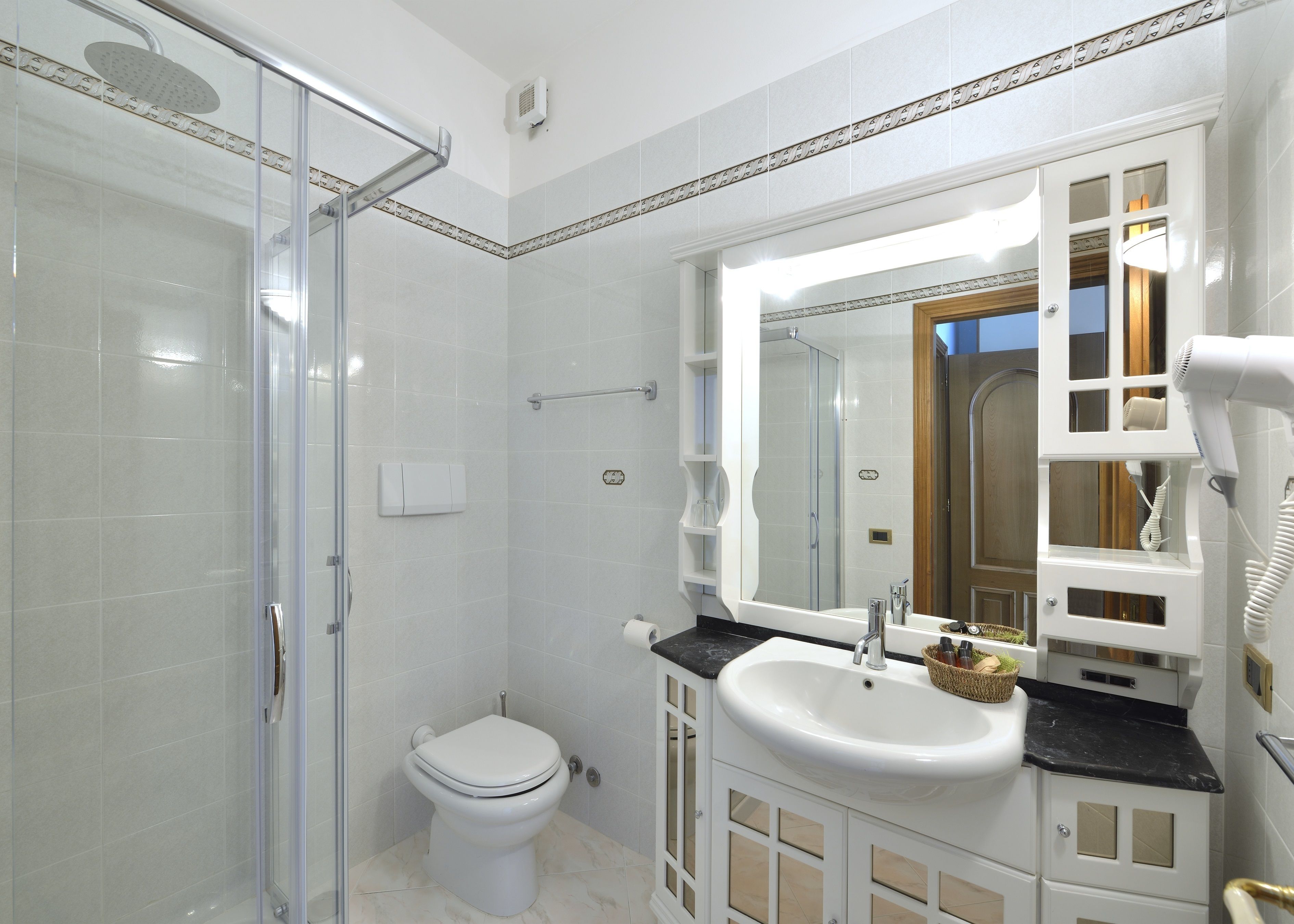 comfort apartment, 2 bedrooms, kitchen, garden area | bathroom | shower, free toiletries, hair dryer, bathrobes