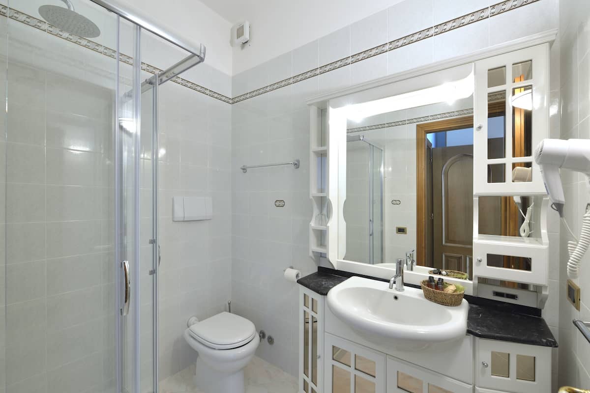 comfort apartment, 2 bedrooms, kitchen, garden area | bathroom | shower, free toiletries, hair dryer, bathrobes