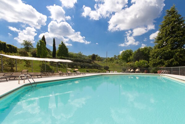 Outdoor pool, pool loungers