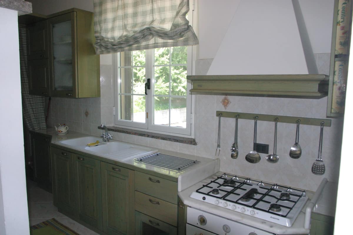 comfort apartment, 2 bedrooms, kitchen, garden area | private kitchen | high chair