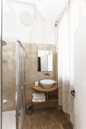 Dusche, kostenlose Toilettenartikel, Haartrockner, BademÀntel