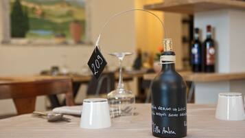 Petit déjeuner et dßner servis sur place