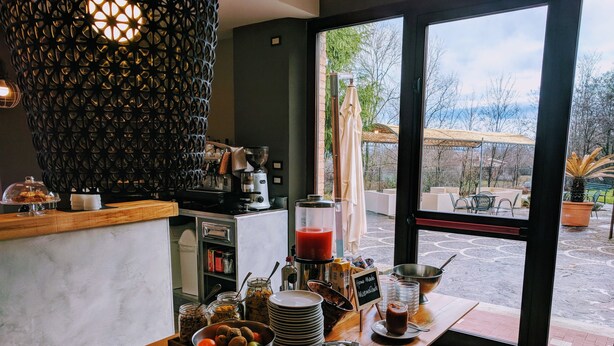 Un desayuno con diferentes opciones de comida y una máquina de café.