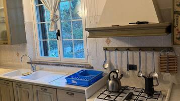 Comfort-Apartment, 2 Schlafzimmer, Küche, zum Garten hin | Eigene Küche | Hochstuhl