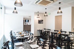 Daily buffet breakfast for a fee - Hôtel de Flore - Montmartre (Paris)