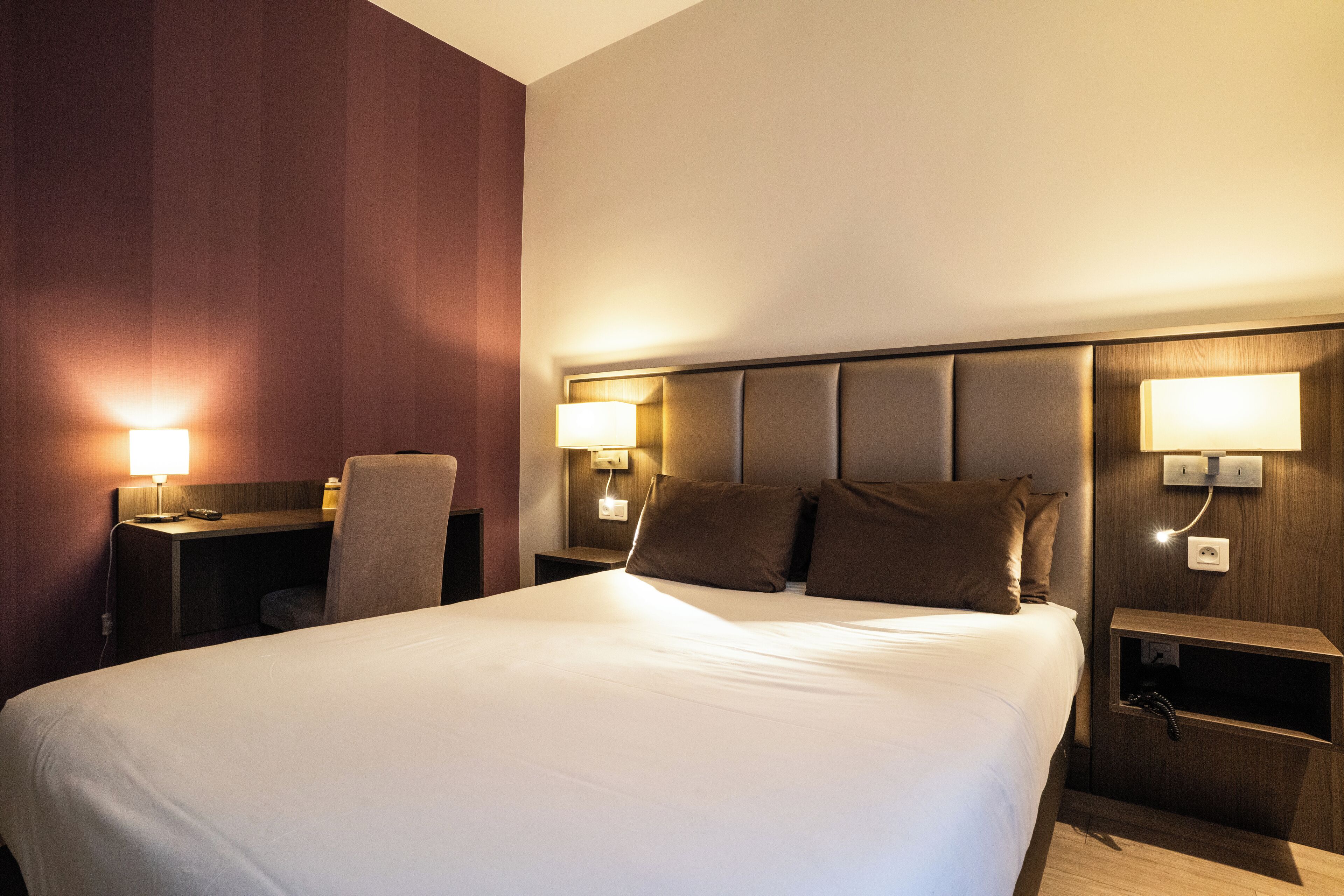 standard double room | in-room safe, desk, blackout curtains, soundproofing