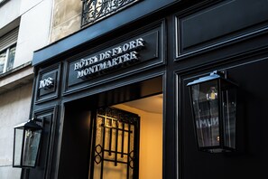 A black facade with the sign "HOTEL DE FLORE MONTRANT" and a number "108". - Hôtel de Flore - Montmartre (Paris)