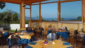Unclassified image, 4 of 51, button - Hotel Savoia (Procida)