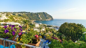 A coastal view with a balcony overlooking a beach and a cliff. - Hotel Capizzo (Forio)