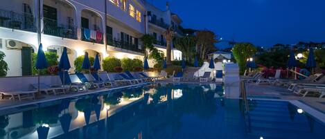 Piscine extérieure (ouverte en saison), parasols de plage