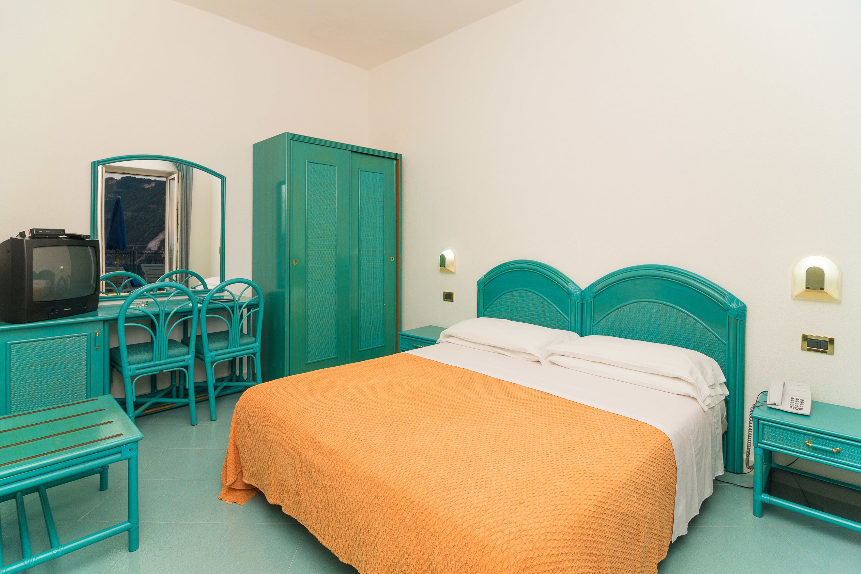 1 bedroom, premium bedding, down duvets, minibar