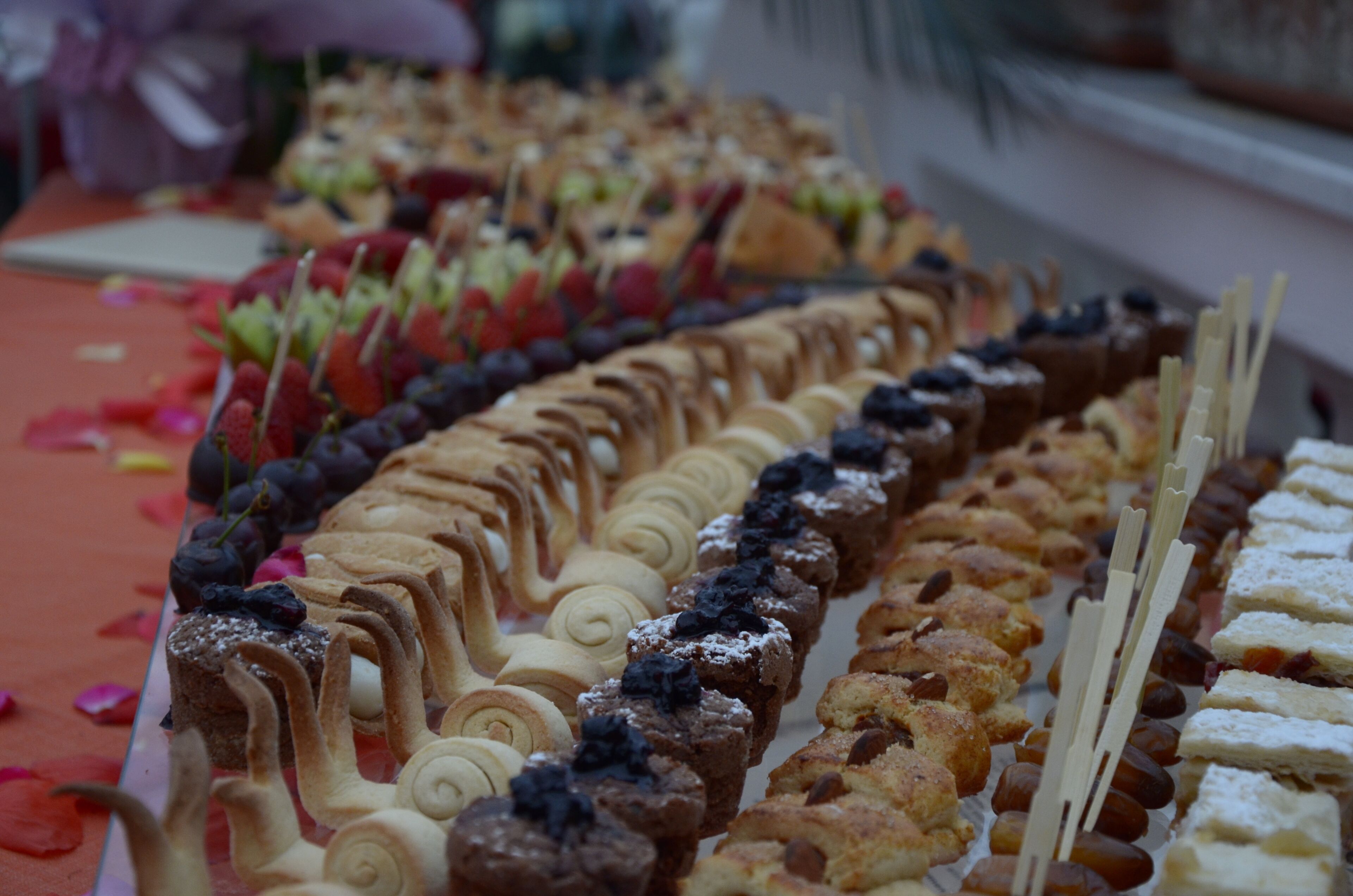 Un buffet proposant une variété de desserts et de pâtisseries, présentés sur une table.