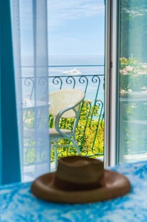 Habitación superior con 1 cama doble o 2 individuales, balcón, vistas al mar | Ropa de cama de alta calidad, edredones de plumas, minibar y caja fuerte