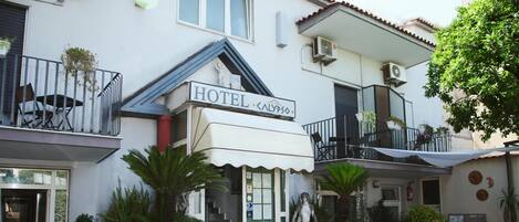A hotel with a sign reading "HOTEL CALYPSO".
