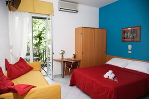 Duntäcken, Select Comfort-madrasser och värdeförvaringsskåp på rummet