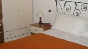 Frigobar, cofres nos quartos, escrivaninha