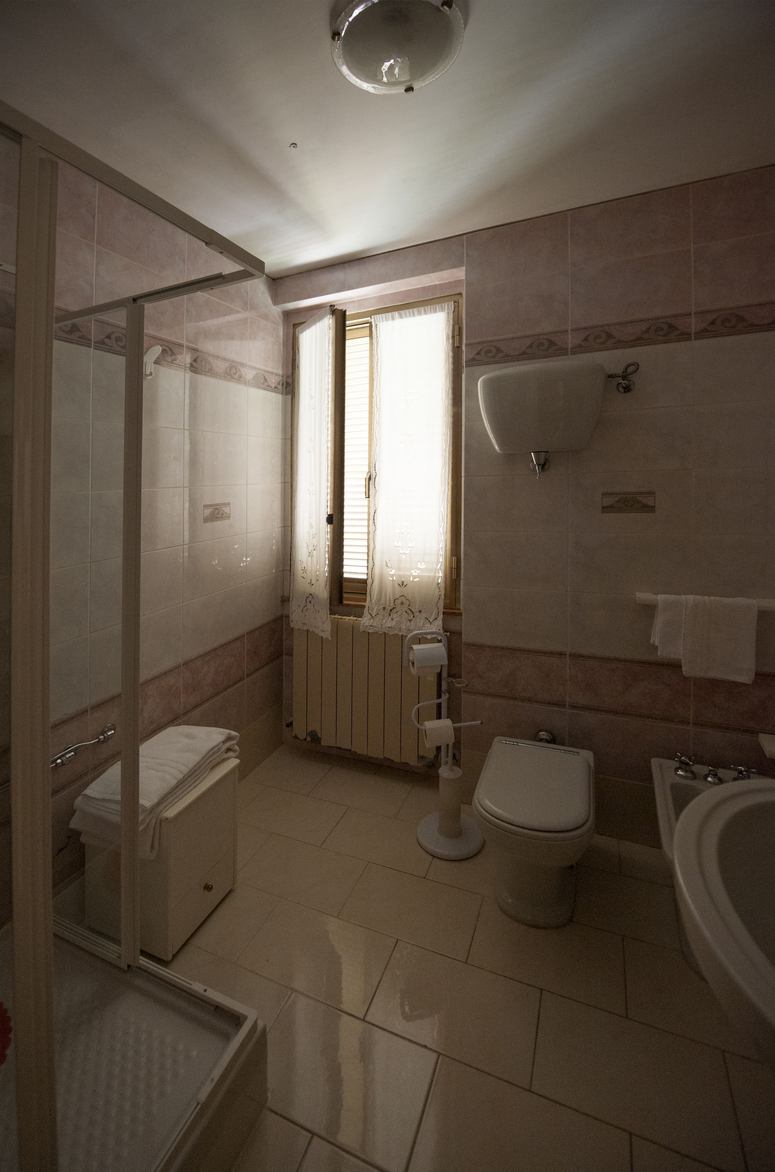 Camera Standard | Bagno | Doccia, set di cortesia gratuito, asciugacapelli, bidet