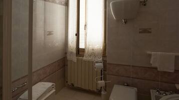 Camera Standard | Bagno | Doccia, set di cortesia gratuito, asciugacapelli, bidet