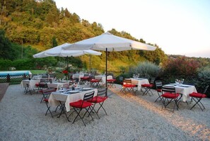 Serviço de café da manhã e jantar, vistas para a piscina