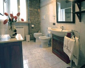 Apartamento, 2 quartos, terraço, vista para o vale (2 bathroom, Parsifal) | Banheiro | Chuveiro/banheira combinados, produtos de toalete grátis, bidê