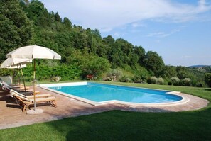 Piscina externa sazonal, guarda-sóis, espreguiçadeiras