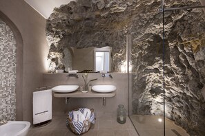 Phòng Suite Junior, 1 giường đôi, quang cảnh biển | Phòng tắm | Buồng tắm vòi sen, đồ dùng nhà tắm miễn phí, máy sấy tóc, khăn tắm 