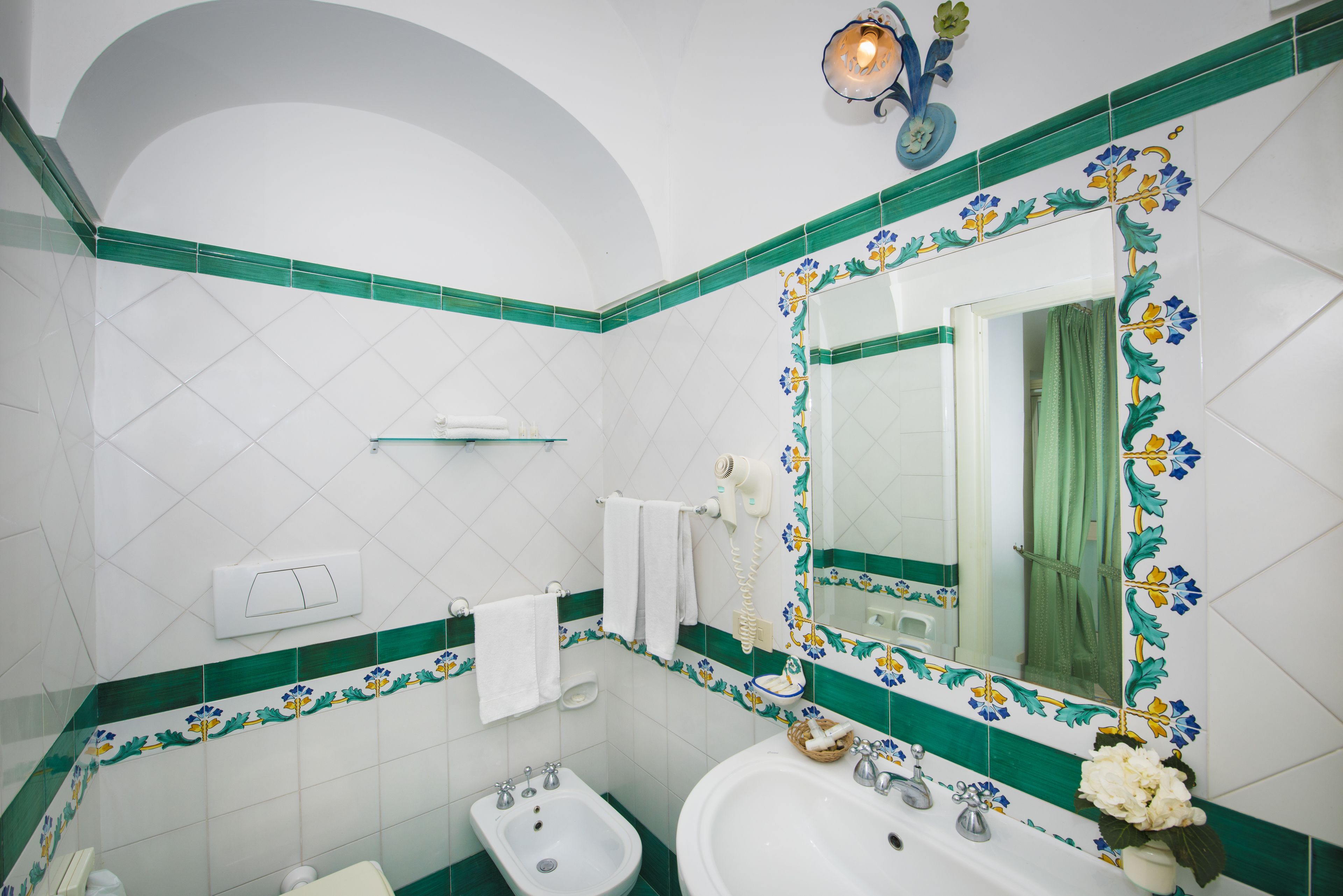 Un baño con bidé, lavabo y bañera.