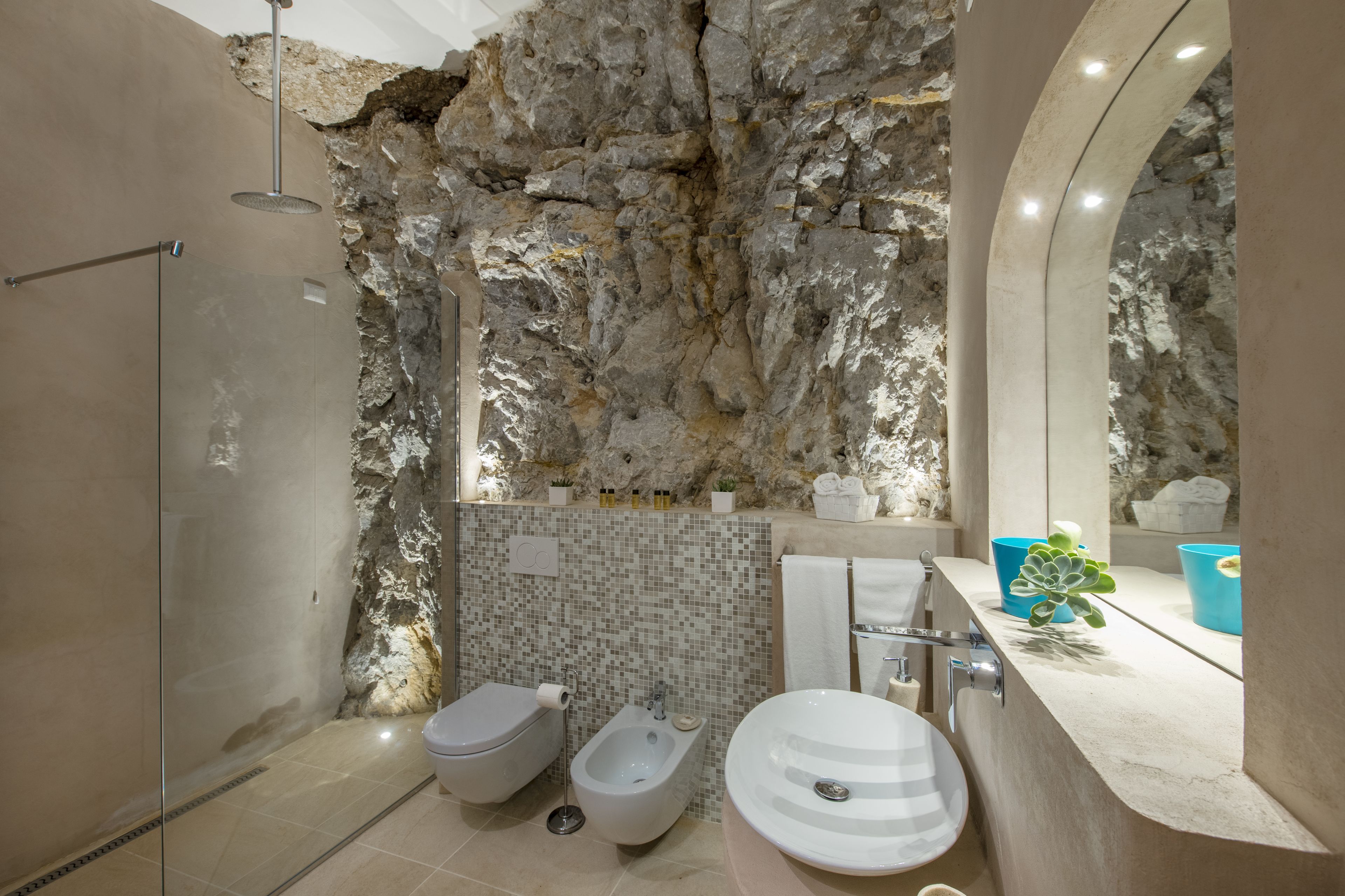 deluxe double room, 1 double bed, balcony, sea view | bathroom | shower, free toiletries, hair dryer, towels