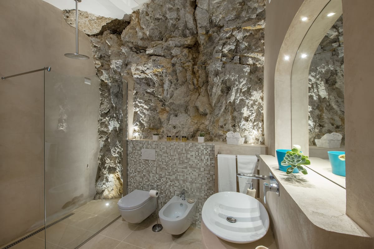 deluxe double room, 1 double bed, balcony, sea view | bathroom | shower, free toiletries, hair dryer, towels