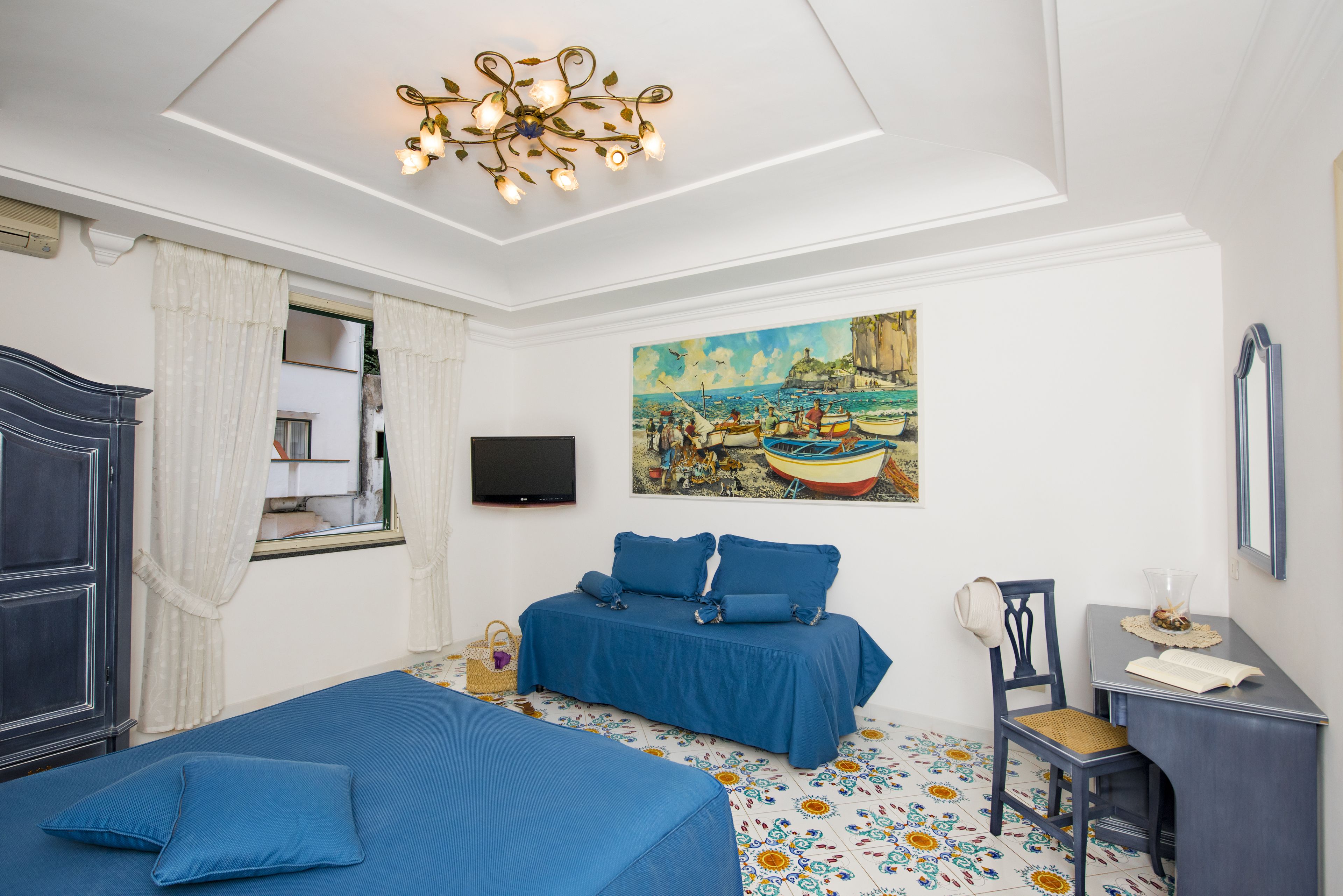 superior room | 1 bedroom, minibar, in-room safe, desk