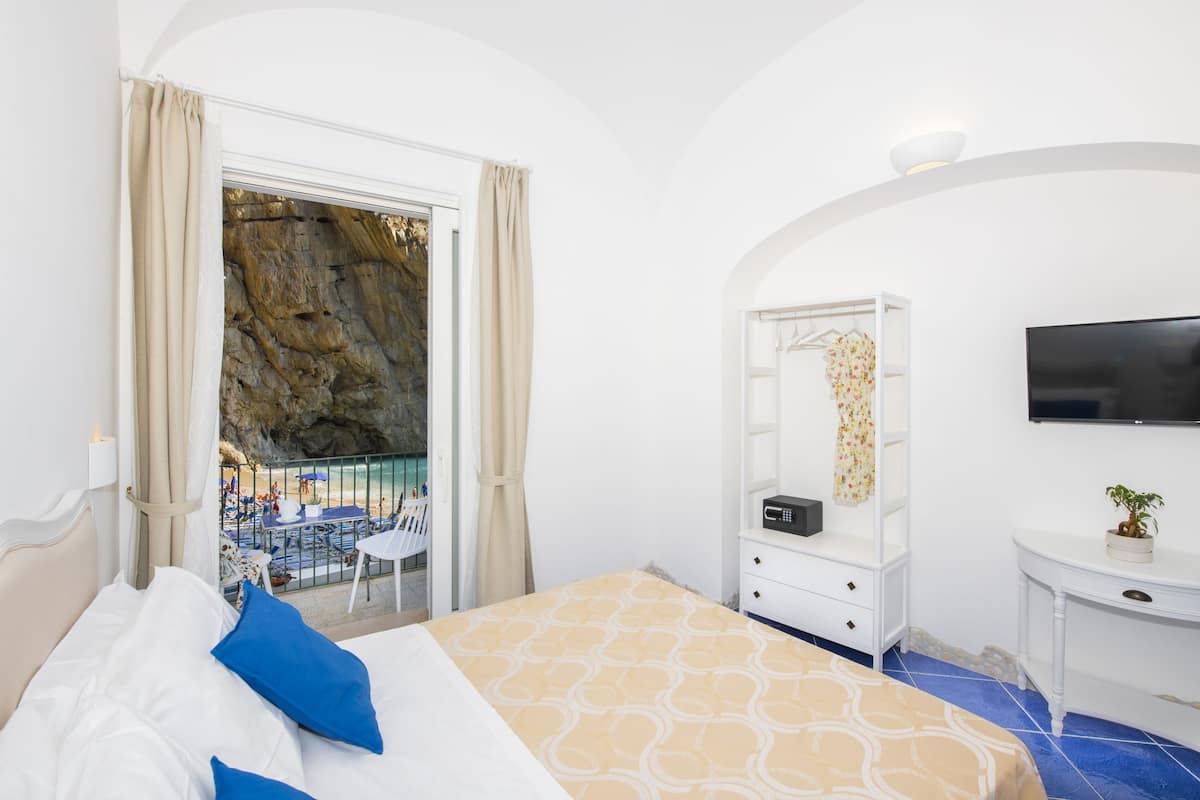 Junior suite, 1 tweepersoonsbed, uitzicht op zee | 1 slaapkamer, een minibar, een kluis op de kamer, een bureau