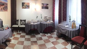 Petit déjeuner continental (10 EUR par personne)