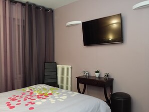 Egyptian cotton sheets, premium bedding, minibar, in-room safe - Hotel Paris Gambetta (Paris)
