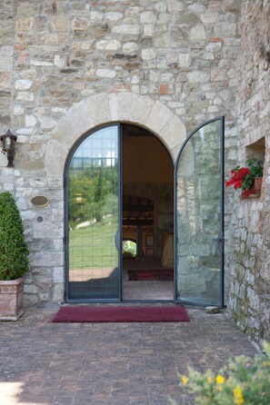 Pintu masuk properti