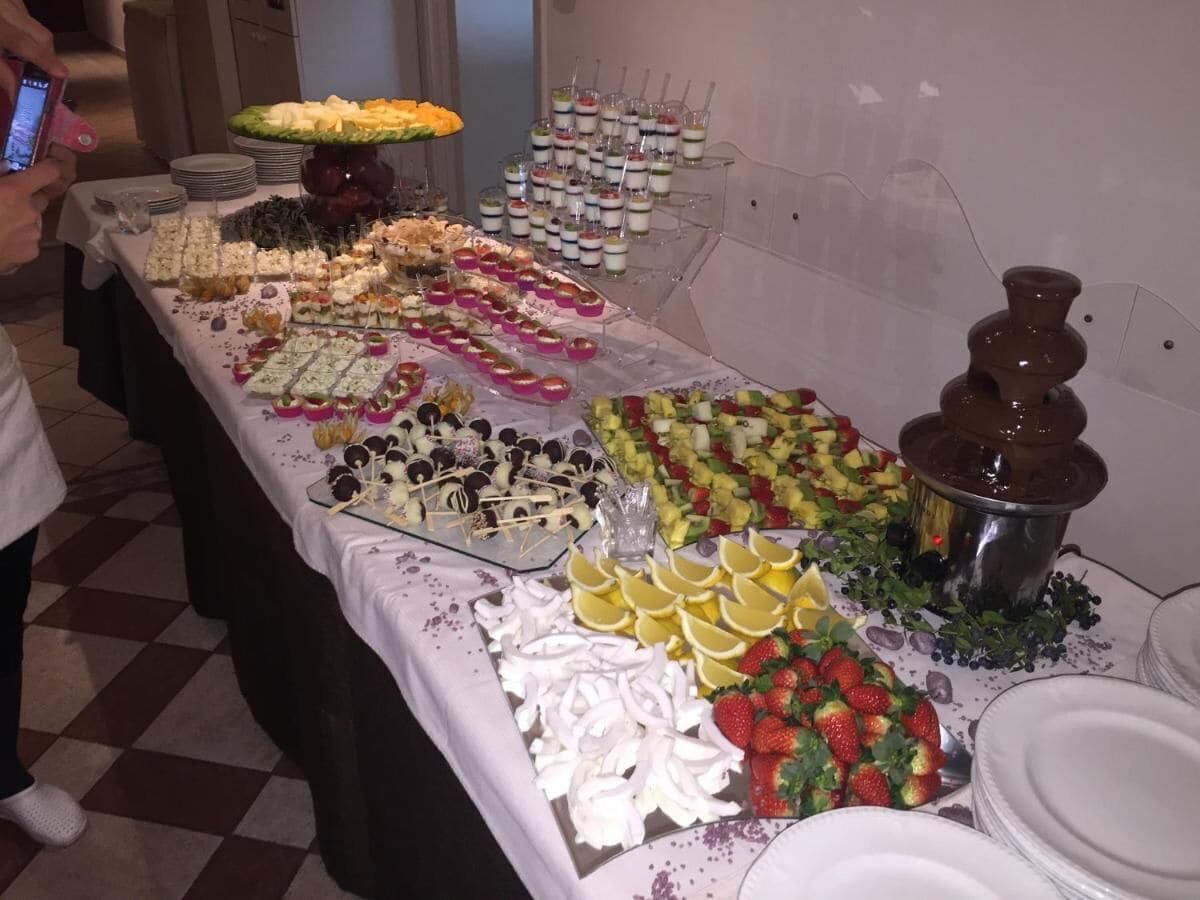 Ein Buffet mit verschiedenen Speisen und einer Getränkeausgabe.