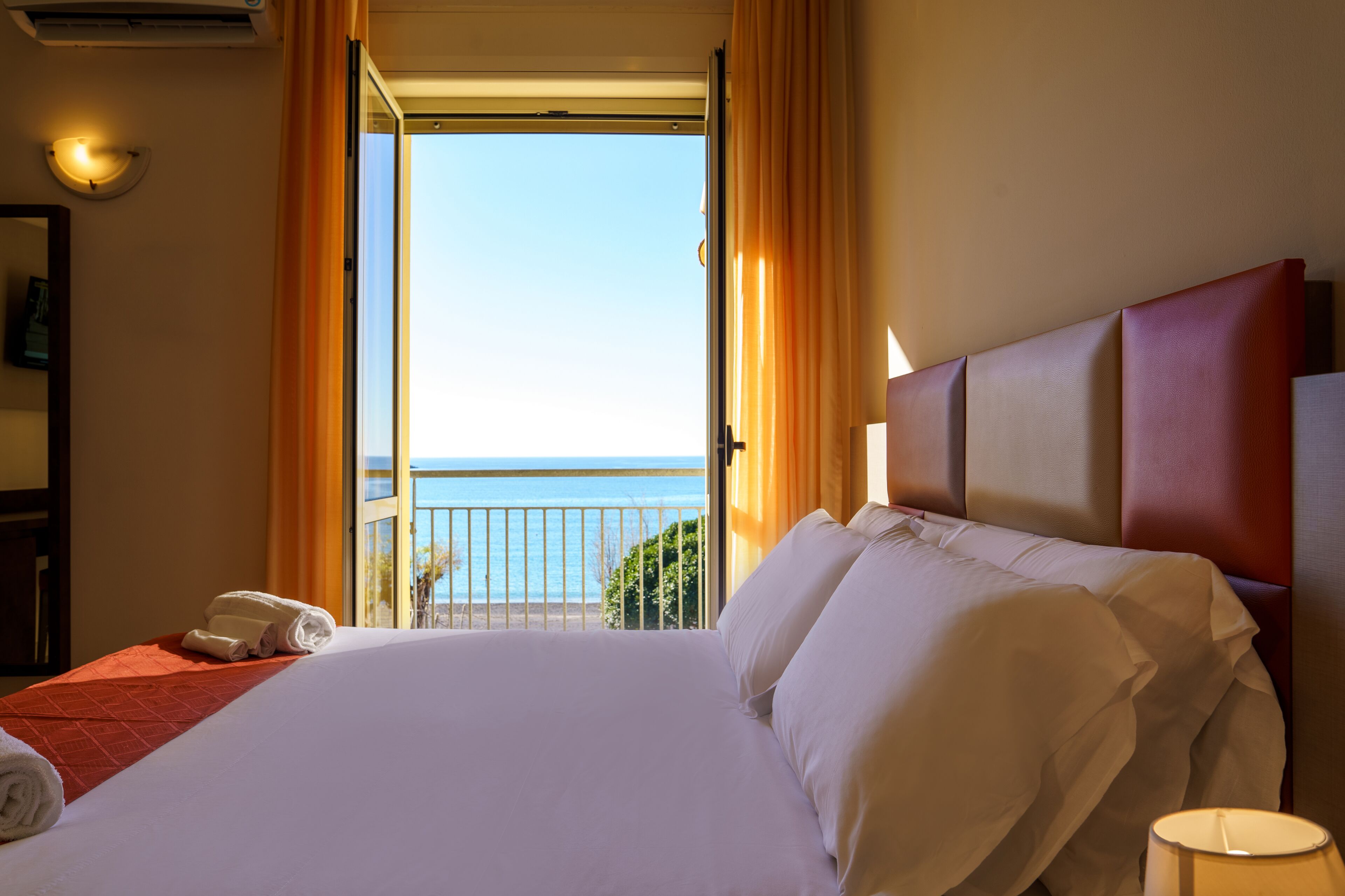 triple room | minibar, in-room safe, desk, cots/infant beds