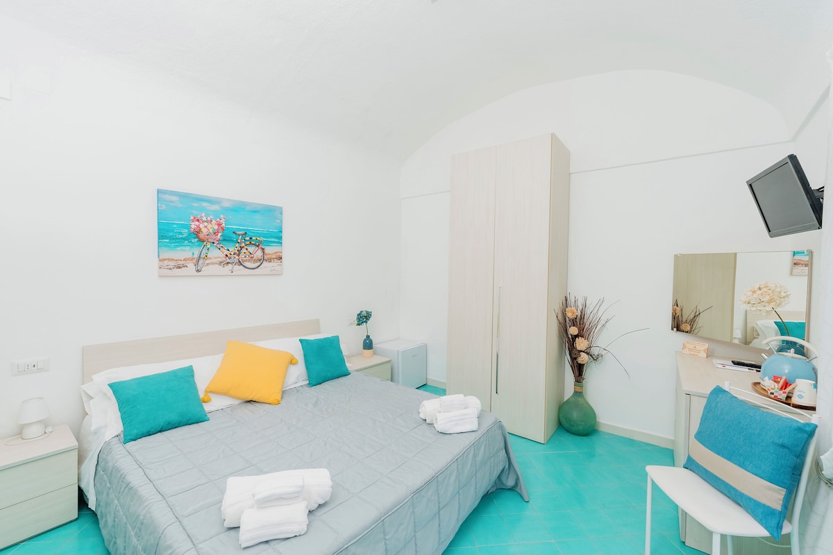 Ropa de cama de alta calidad, minibar, caja fuerte y escritorio