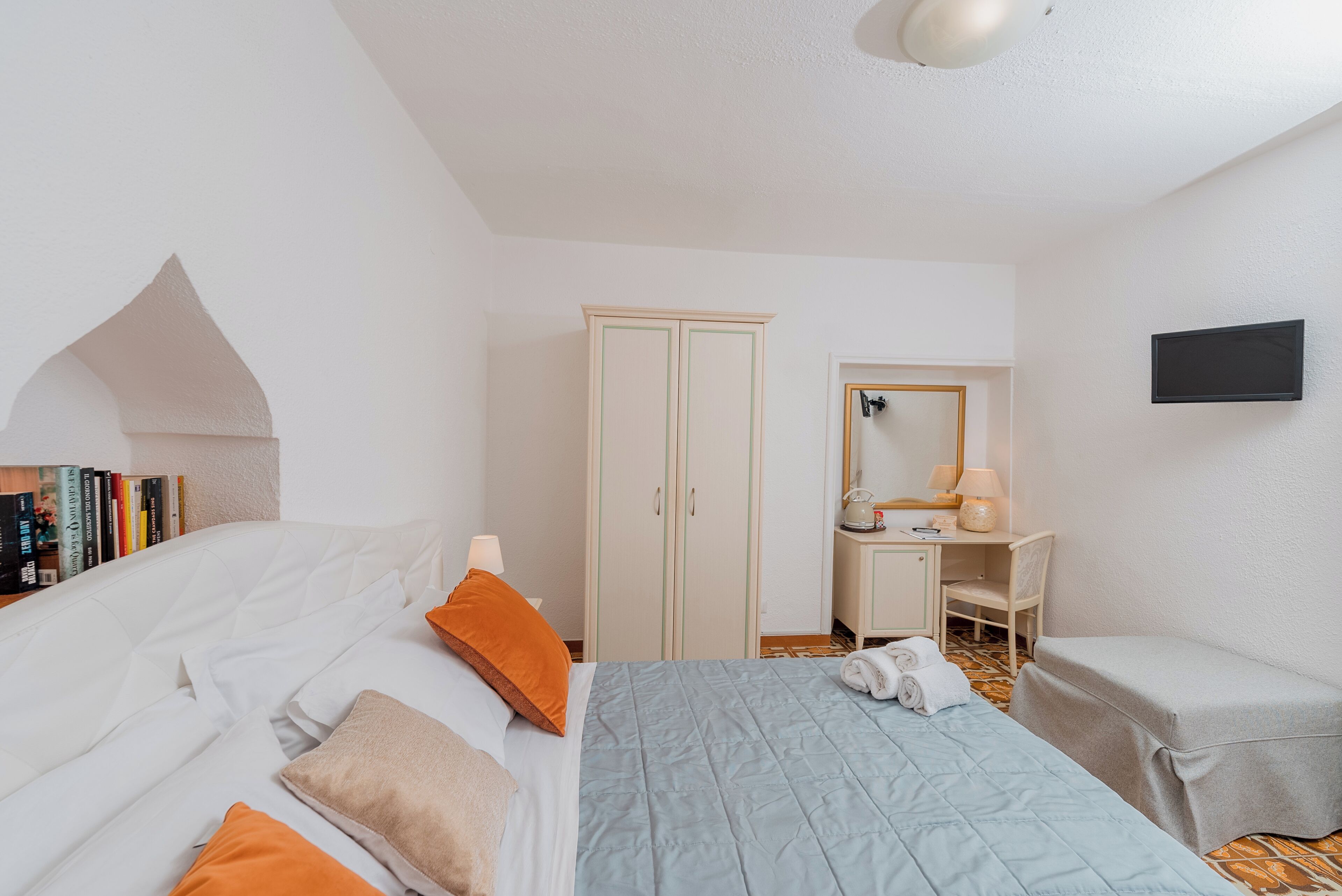 double room, sea view (depandance) | 1 bedroom, minibar, in-room safe, desk