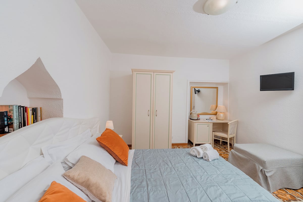 double room, sea view (depandance) | 1 bedroom, minibar, in-room safe, desk