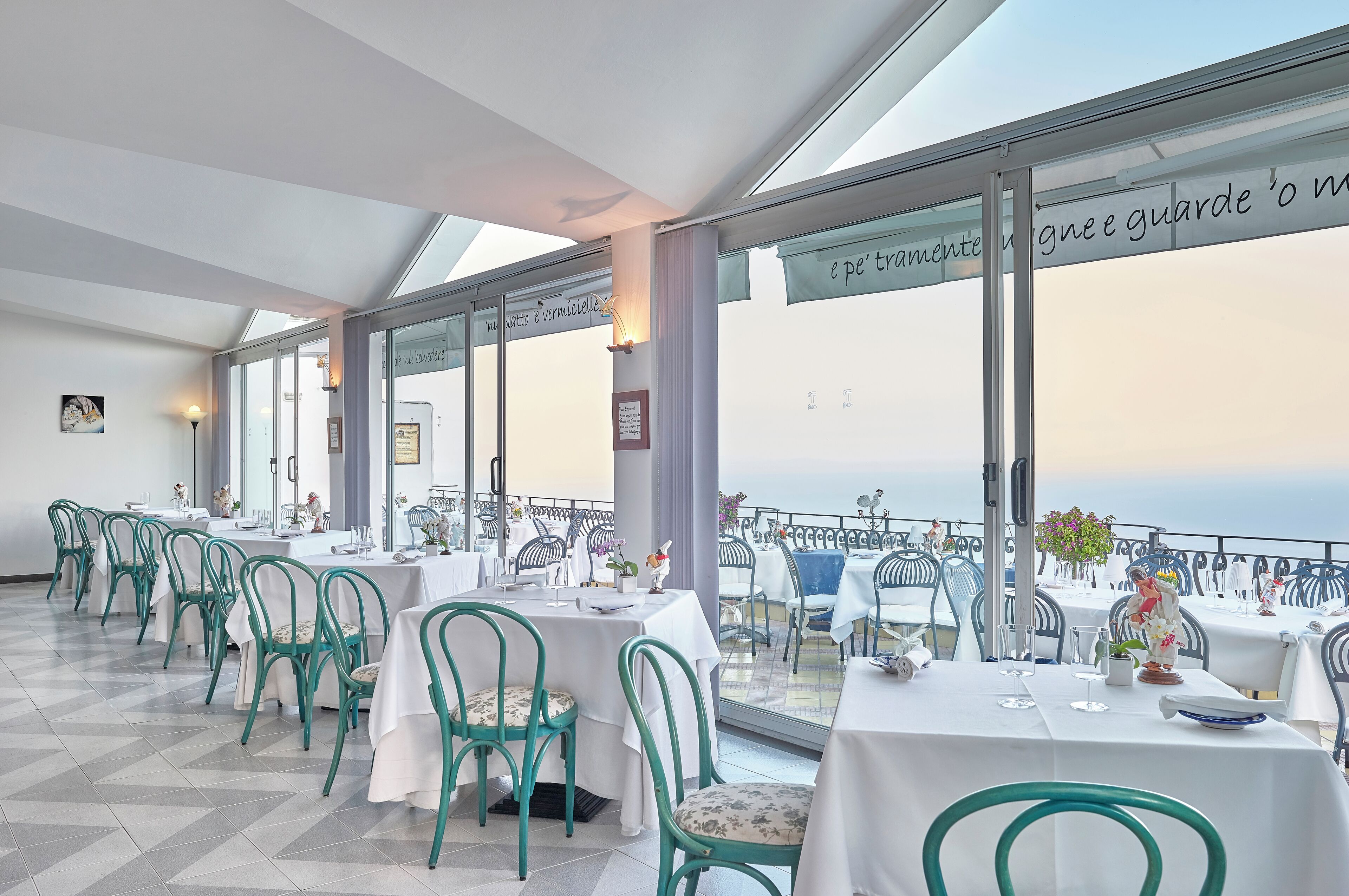 供應早餐、午餐和晚餐，地區料理，海景