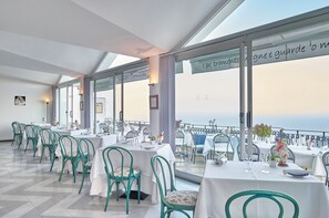 Σερβίρεται πρωινό, μεσημεριανό με τοπική κουζίνα και θέα στη θάλασσα 