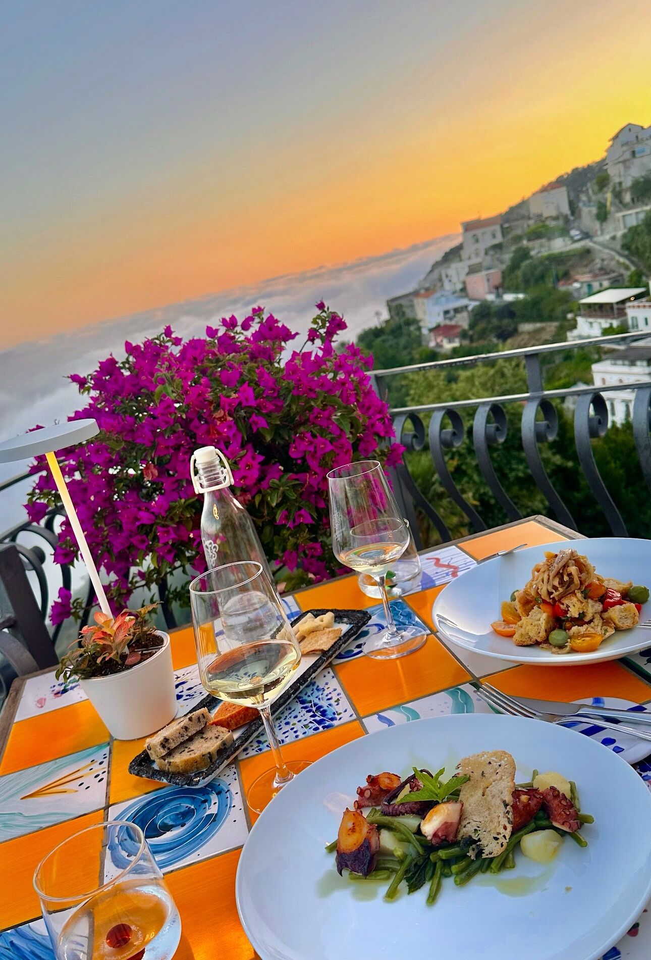 Se sirven desayunos, comidas, cenas y cocina regional con vista al mar