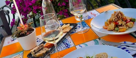 Breakfast, lunch, dinner served; Regional cuisine, ocean views