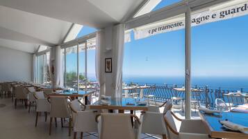 Petit déjeuner, déjeuner et dßner servis sur place, vue sur la mer