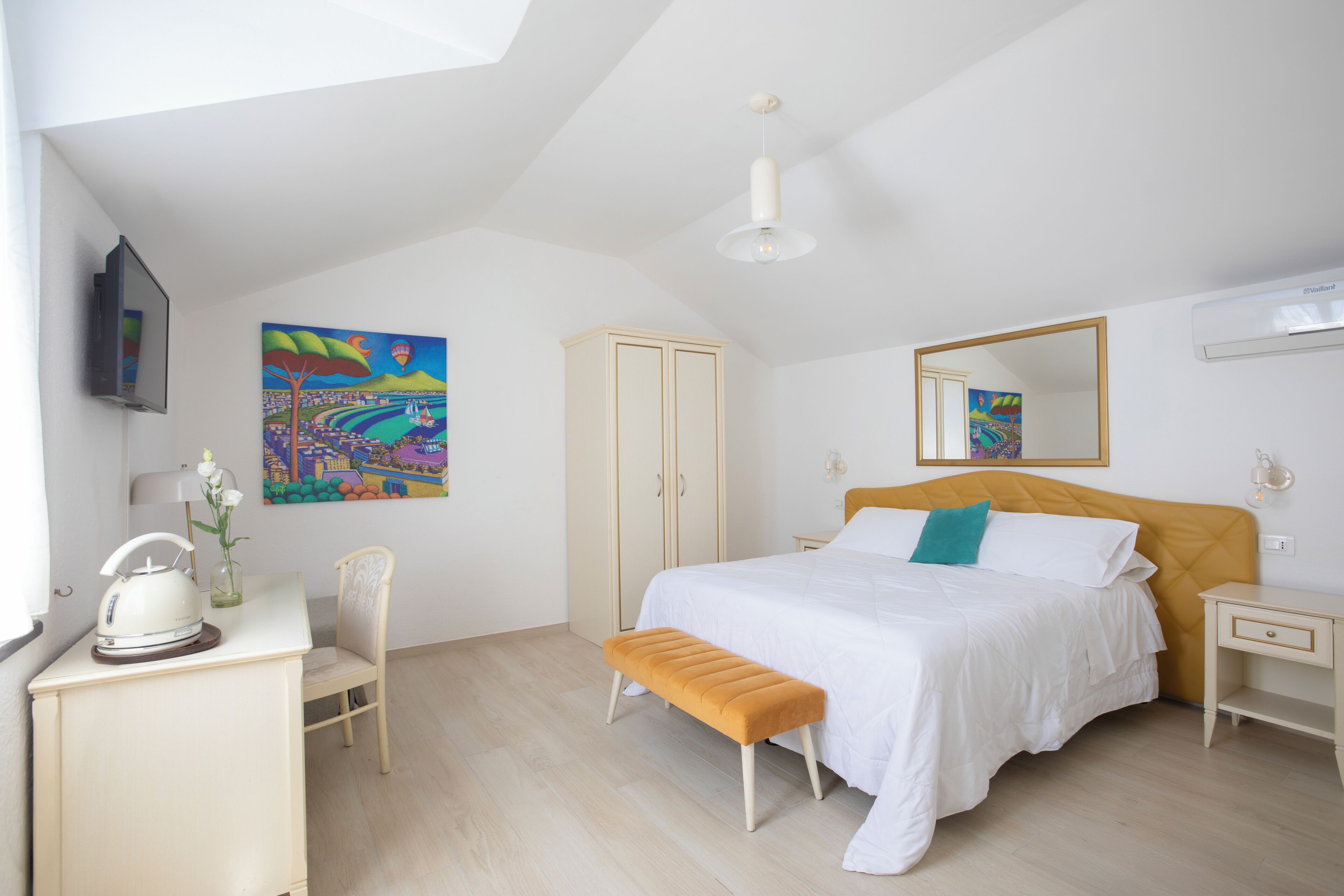 Kahden hengen huone, merinäköala (Depandance) | Ylelliset vuodevaatteet, minibaari, tallelokero huoneessa, työpöytä